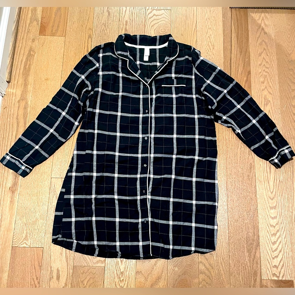 Ladies flannel sleeve shirt. Size medium. Great condition.